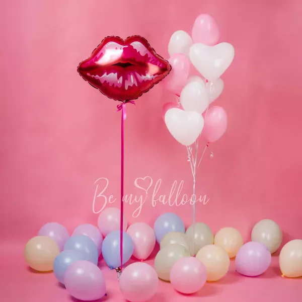 بالونة الشفاه مع باقة بالونات قلوب باستيل