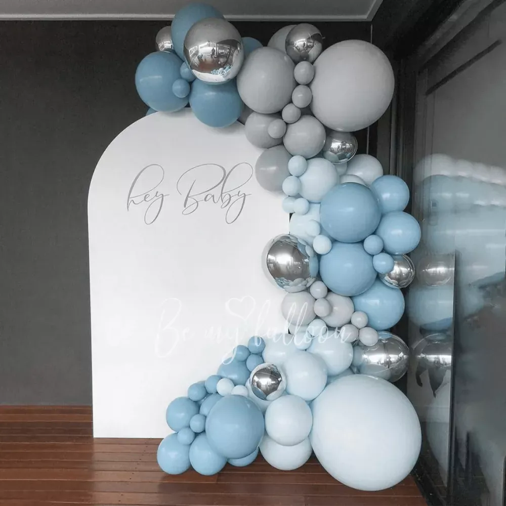 يا طفل بالون العضوية جارلاند مع خلفية القوس